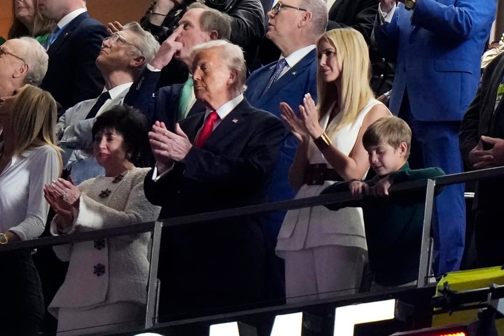 El presidente Donald Trump junto a su hija Ivanka Trump y su nieto Theodore en el 'Super Bowl' este 9 de febrero de 2025.