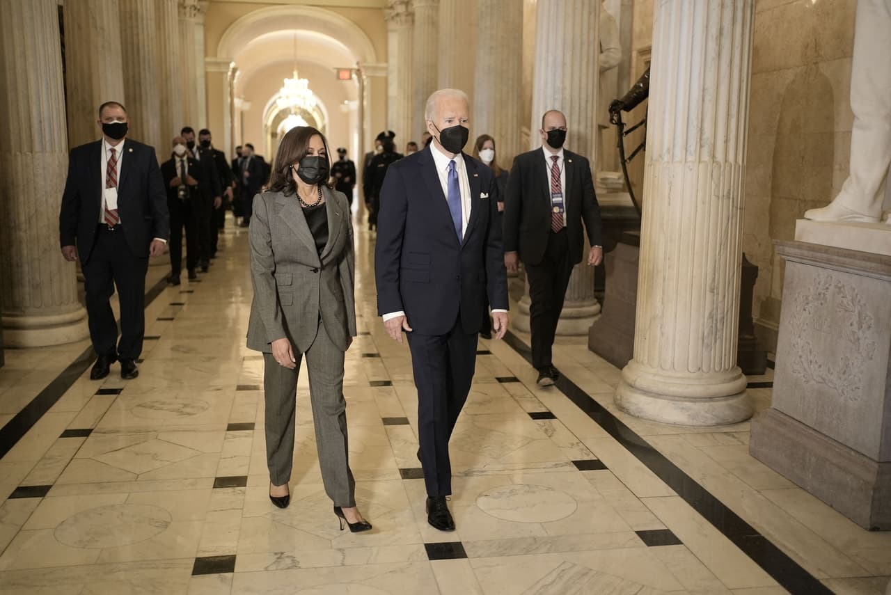 Minutos antes del discurso, Joe Biden arribó al Congreso acompañado de la vicepresidenta Kamala Harris, quien también intervino en la ceremonia.