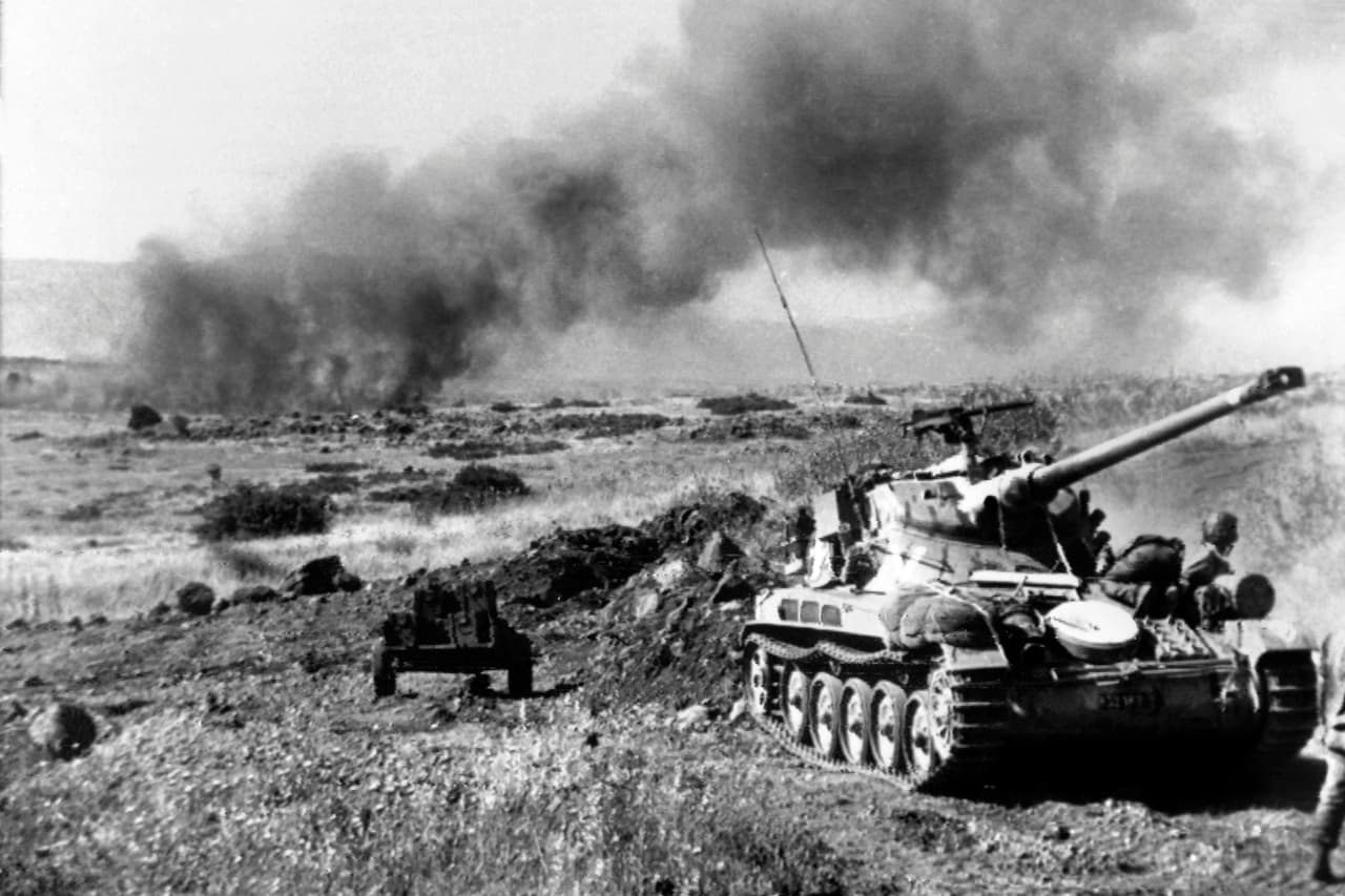 <b>Tanques del ejército israelí</b>, de construcción francesa, cruzan los Altos del Golán en junio de 1967. Hasta entonces esta zona era controlada por Siria.