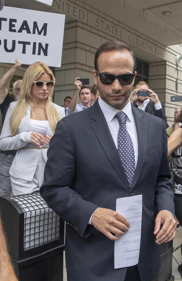 George Papadopoulos, un antiguo exasesor de política exterior de Trump cumplió 12 días de prisión por mentir a los investigadores sobre su contacto con personas vinculadas a Rusia durante la campaña de 2016. 
<br>
<br>Papadopoulos reconoció haberle mentido al FBI, sobre “el tiempo, la extensión y la naturaleza de sus relaciones e interacciones con ciertos extranjeros que él sabía tenían conexiones cercanas con altos funcionarios rusos”. Este consultor de petróleo y gas fue el primer allegado al presidente Trump en declararse culpable, en octubre de 2017, cuando reconoció que le había mentido al FBI en una declaración voluntaria sobre las conversaciones que mantuvo con el profesor Joseph Mifsud, una persona cercana al Kremlin, quien le prometió revelarle "trapos sucios" sobre la entonces candidata presidencial demócrata, Hillary Clinton.