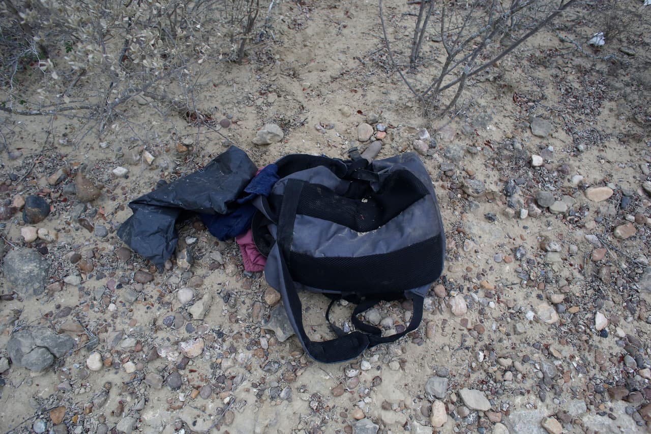 Una mochila llena de ropa sobre el banco cercano al Rio Grande (río Bravo) en Roma, Texas. En esta localidad fronteriza, 
<a href="https://www.univision.com/noticias/inmigracion/embarazada-inmigrante-indocumentada-cruza-frontera-roma-texas" target="_blank">Univision Noticias entrevistó a una mujer con un avanzado embarazo</a> que viajó dos semanas desde Honduras con el objetivo de llegar a EEUU. "Voy adolorida, espero nos apoyen", dijo.