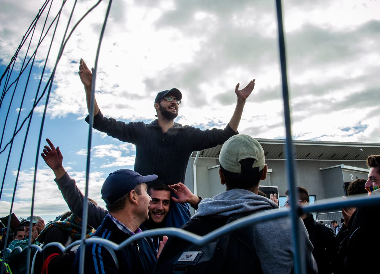 <b>Capítulo 6. Bienvenidos a Europa.</b> Al fin un oficial sonriente da un cortés “Bienvenido a Austria”. Una fila de autobuses nuevos espera la entrada de los refugiados camino a Alemania. Sin gritos, sin tensión. Voluntarios austríacos reciben a los migrantes con frutas, pasteles, té. Los viajeros no saben cómo agradecer tanto. Médicos, la Cruz Roja, caras alegres, comida caliente, todo lo que no habían visto en meses. La xenofobia se esfumó. Salen en tren a Alemania con ropa limpia, pasan por Munich casi dormidos hasta llegar a Frankfurt, donde nadie los espera. Salen de la estación y se confunden entre la gente. “Parece que por fin hemos llegado a Europa”, cita a un joven iraquí Javier Bauluz 
<b><a href="http://huelladigital.univisionnoticias.com/crisis-refugiados-javier-bauluz/capitulo-6/">(VER ESPECIAL COMPLETO).</a></b>