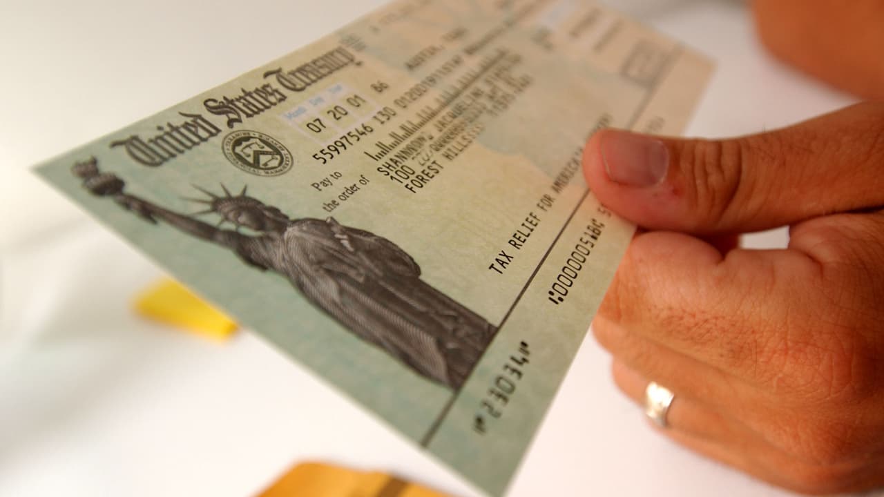 El tercer 
<a href="https://www.univision.com/temas/estimulo-economico">estímulo económico,</a> llamado Plan de Rescate Estadounidense (American Rescue Plan), se convirtió en ley este jueves tras ser firmado por el presidente 
<a href="https://www.univision.com/temas/joe-biden">Joe Biden</a>.