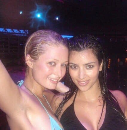 <b>Kim Kardashian y Paris Hilton</b> son dos de las socialités más famosas de Estados Unidos y del mundo. Comenzaron su relación en el kínder en la década de 1980. Al convertirse en adolescentes salían a divertirse a las fiestas y lo demás, ya es historia. "Nos conocemos desde que éramos dos niñas pequeñas, siempre hemos sido amigas", declaró Hilton a El País.
<br>