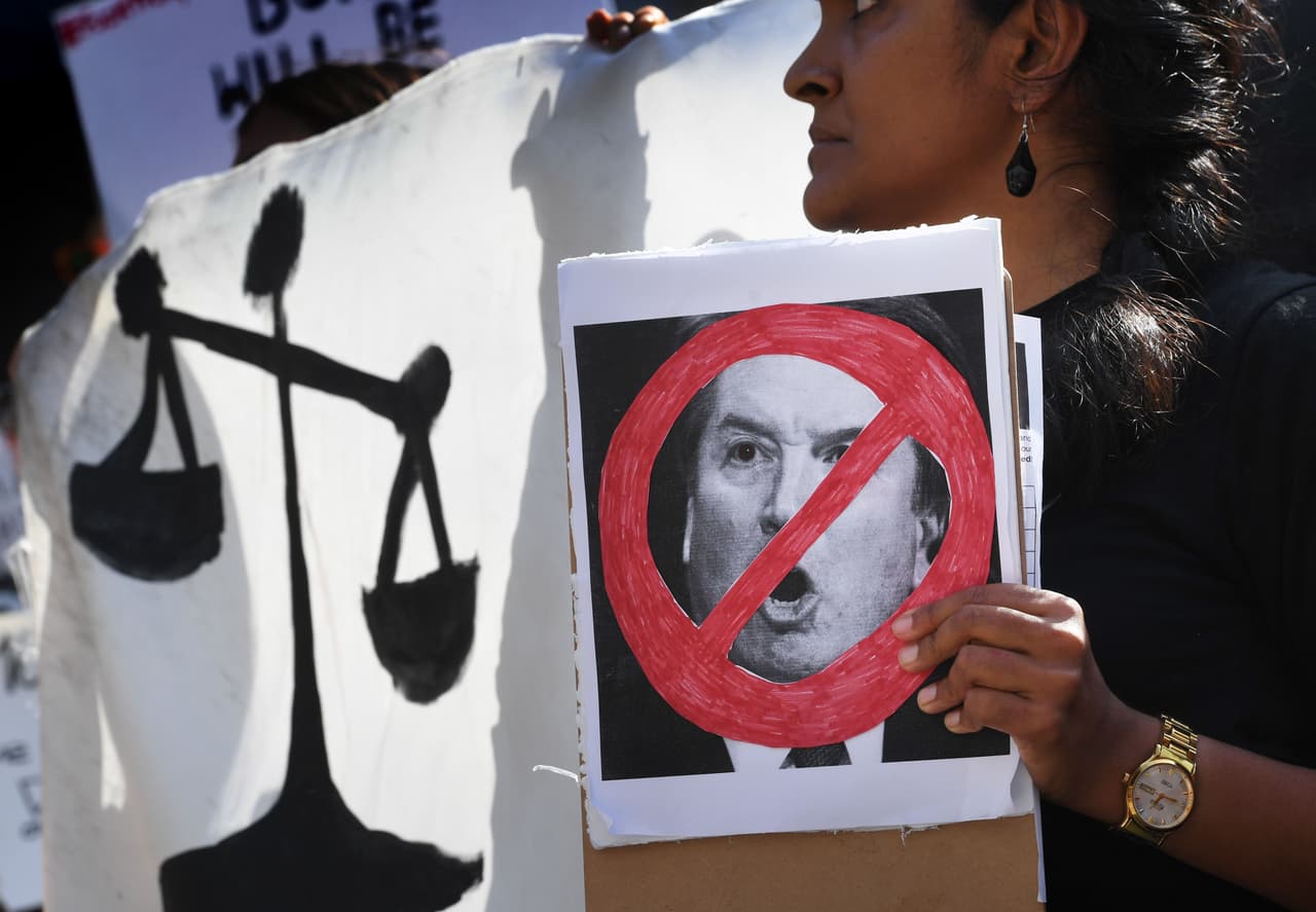 Un cartel con el símbolo de 
<b>‘prohibido’ sobre el rostro de Kavanaugh,</b> en Los Ángeles.