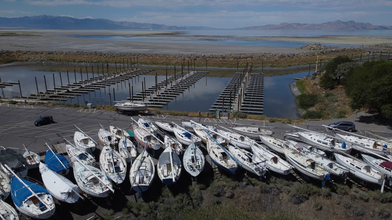 Su nivel de agua 
<a href="https://www.univision.com/local/salt-lake-city-kuth/great-salt-lake-utah-nivel-agua-mas-bajo-historia" target="_blank">es el más bajo desde que existen los registros</a> hace 
<b>más de un siglo</b>.
