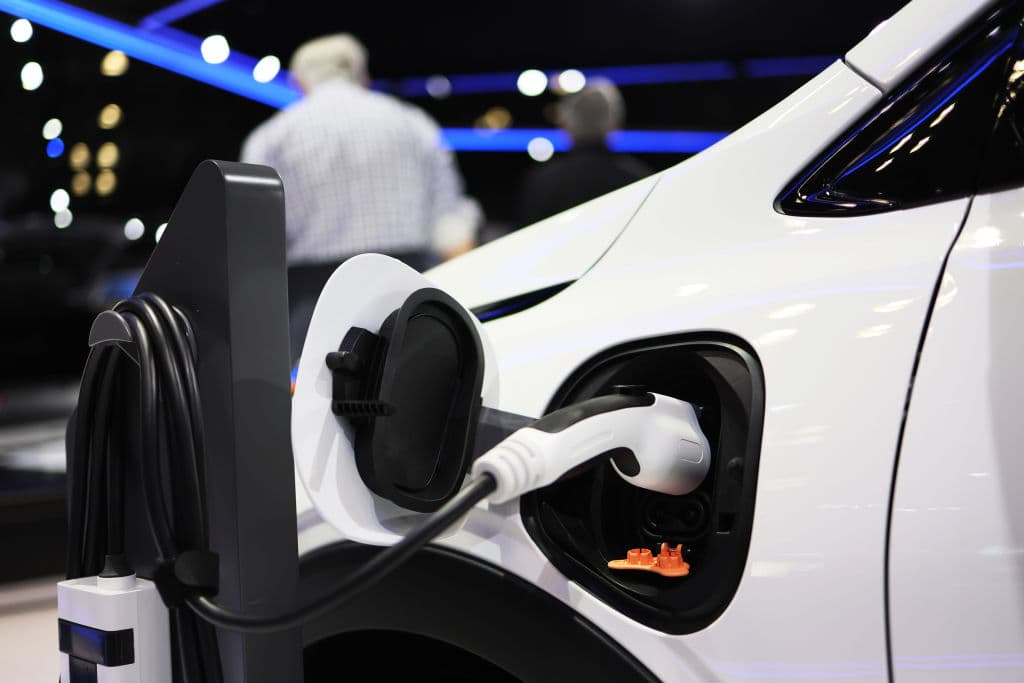 En general, los 
<a href="https://www.univision.com/temas/vehiculo-electrico">vehículos eléctricos</a> son por lo general más caros que sus equivalentes a combustibles fósiles, aunque 
<b>cargar la batería suele ser mucho más barato</b>.
<br>