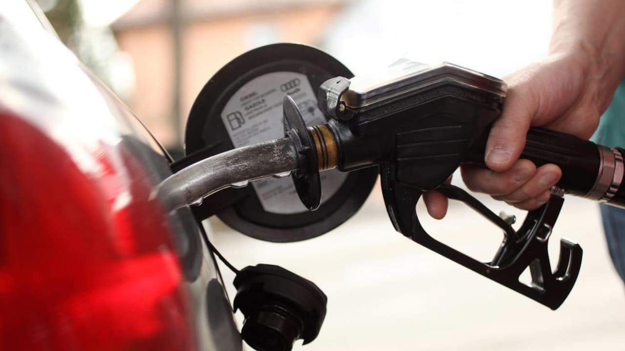 El costo de la gasolina ha aumentado de manera acelerada, lo que causa preocupación entre personas que dependen de sus vehículos para ganarse la vida. Noticias Univision 41 habló con varios conductores sobre las estrategias que están utilizando para ahorrar combustible. Para cuidar el bolsillo es recomendable, entre otras cosas, evitar pagar con tarjeta de crédito o hacerlo siempre y cuando esta brinde beneficios como devolución de dinero (cash back).