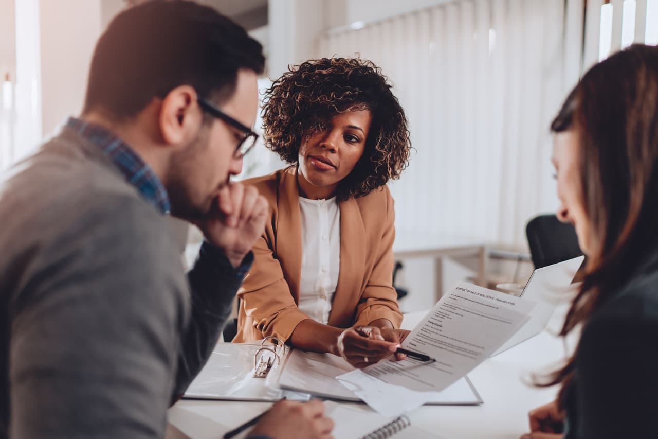 <b>Puesto 20. Ciencias actuariales</b>
<br>
<br>Industria: negocios
<br>
<br>Salario anual promedio: 111,030 dólares
<br>
<br>Tasa de desempleo: (no hay datos)
<br>
<br>Proyección del crecimiento para 2030: 25% (6,800 nuevos trabajos)
<br>
<br>Los actuarios son expertos de las matemáticas que utilizan las estadísticas y la teoría financiera para estimar los riesgos y ayudar a las empresas. Para ejercer este trabajo se requiere una licenciatura en ciencias actuariales, matemáticas, estadísticas u otro campo analítico.