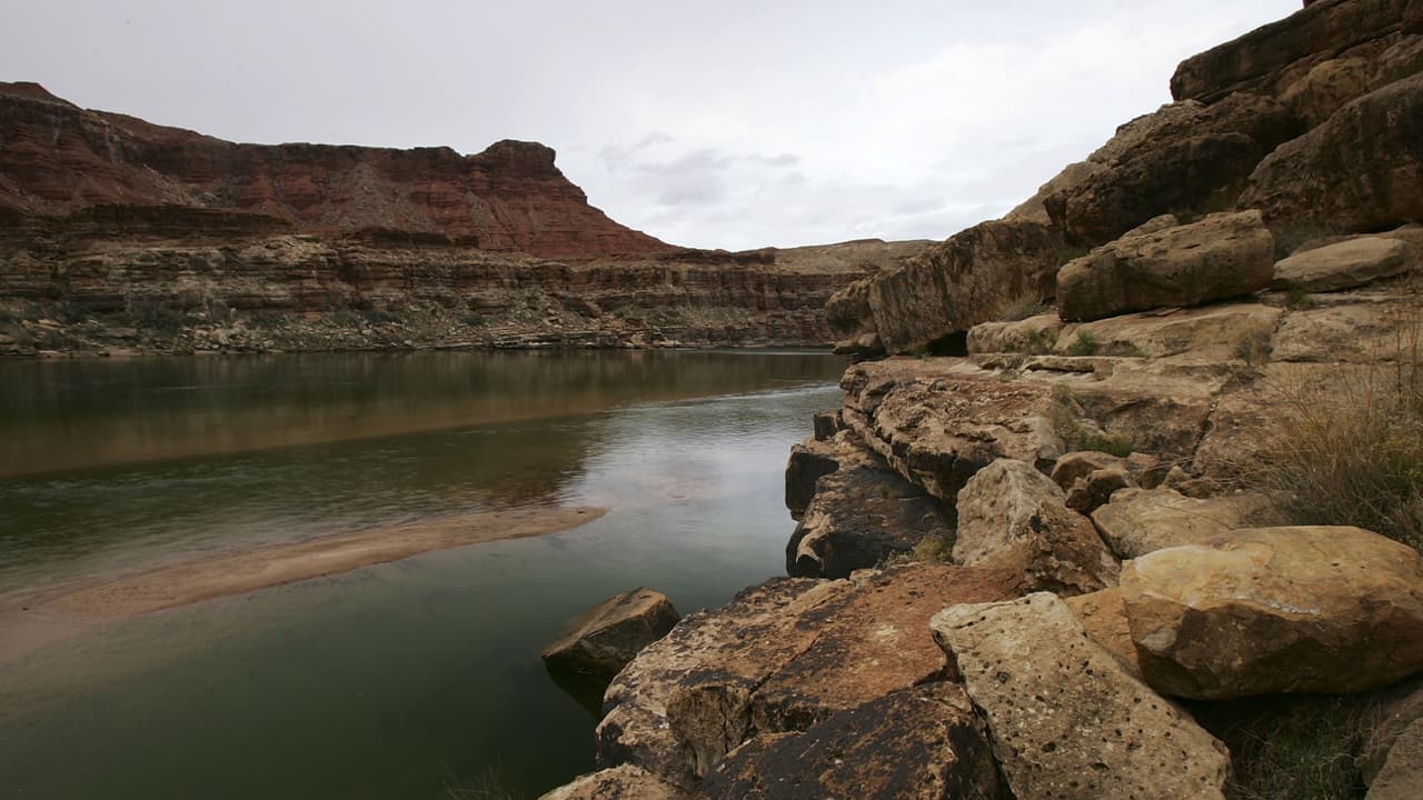 Muere una mujer que cayó al río Colorado mientras estaba de paseo en el Gran Cañón