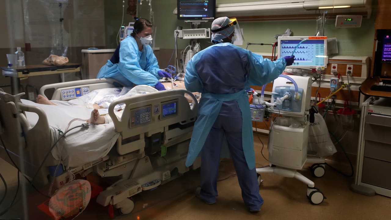 De acuerdo el Departamento de Salud de California los indicadores de la pandemia superan cualquier número reportado durante los últimos nueve meses. Los contagios superan el millón, las muertes se acercan a las 20,000 y las hospitalizaciones están agotando las unidades de cuidados intensivos.