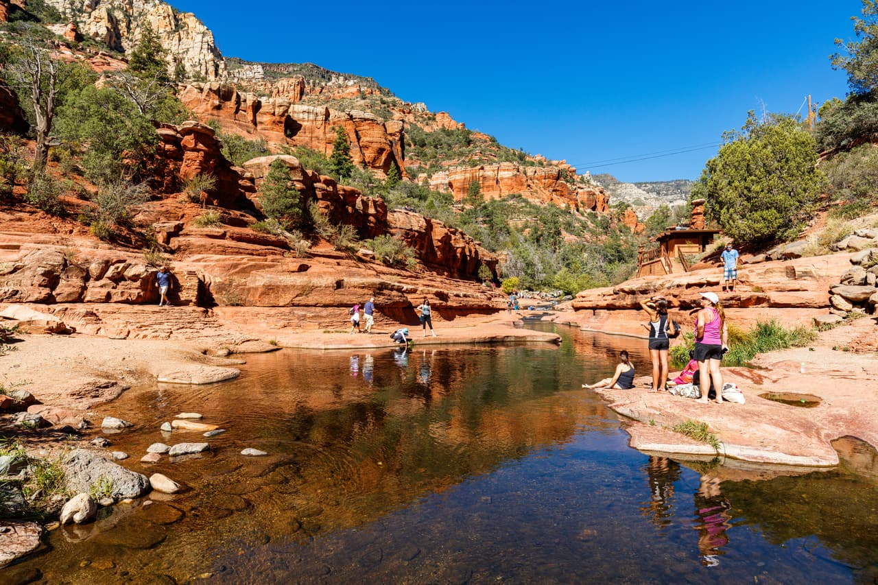 <b>Arizona.</b>
<br>
<br>
<b>Slide Rock State Park </b>Con sus toboganes de agua de roca natural en Oak Creek Canyon es un popular destino turístico cerca de Sedona. El pozo de natación presenta los colores contrastantes de las formaciones rocosas rojas y las aguas azules claras. Hay muchas piscinas para elegir con diferentes profundidades 
<b>que se adaptan para niños o adultos. </b>Slide Rock está rodeado de hermosos paisajes del Parque Estatal Slide Rock, lo que hace que toda la experiencia sea única.
