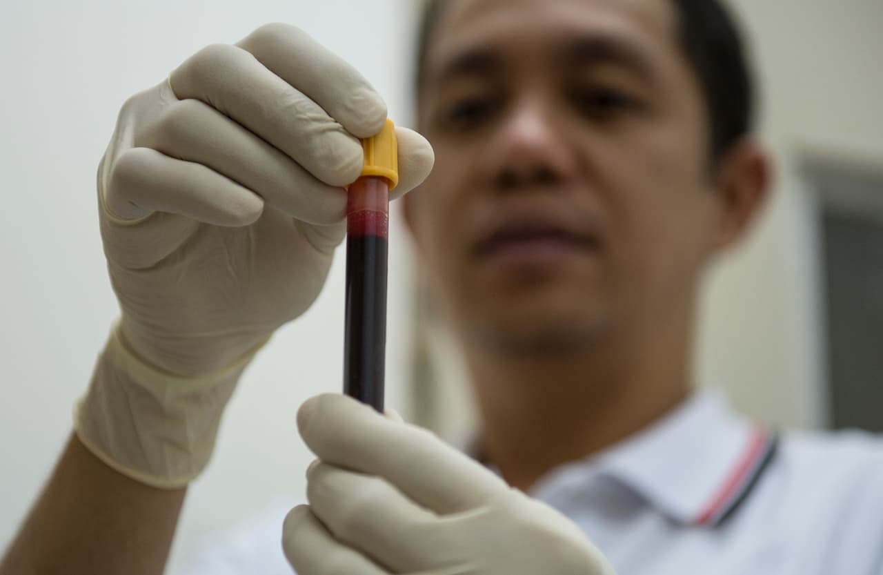 El tratamiento de restitución tiene riesgos: se pueden transmitir infecciones virales (
<a href="https://www.univision.com/temas/vih-y-sida">VIH</a>, 
<a href="https://www.univision.com/temas/hepatitis">hepatitis</a>) y ocurrir lesiones de articulaciones y músculos cuando se aplica. Y es posible que se formen anticuerpos en el paciente que ataquen el factor de coagulación.