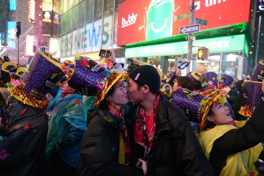 Parejas de enamorados aprovecharon la medianoche para sellar con un beso la despedida del año que se va, y los buenos deseos por el que comienza.