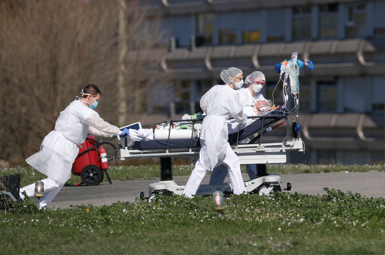 <b>Franciar resiste la pandemia (23 de marzo).</b> Una víctima del
<a href="https://www.univision.com/temas/coronavirus"> <u>covid-19</u></a> es llevada rápidamente a un hospital en Mulhouse, al este de Francia. Después de menos de un mes, esta región se convirtió en el epicentro del brote en ese país. El 14 de febrero Francia había anunciado la primera muerte por coronavirus en Europa, un turista chino de 80 años que falleció en un hospital de París.