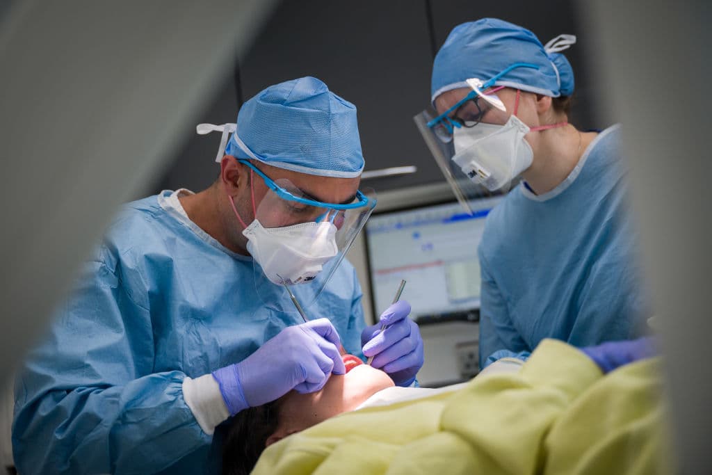 Mujer demanda a dentista por realizarle 30 procedimientos en una sola cita