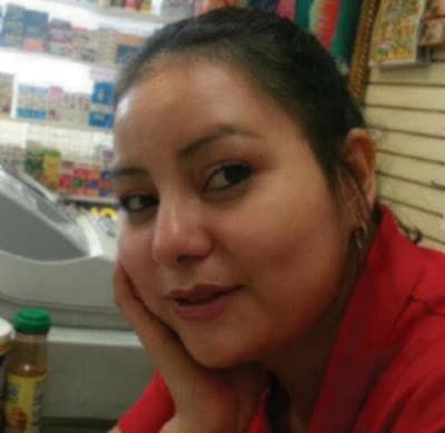 Glenda Marisol Coca Romero. Era empleada de la tienda Platanillos Grocery and Jewelry en Woodbridge, en el estado de Virginia. Poco antes de las 9:00 pm del 21 de febrero de 2014, tres hombres armados ingresaron al establecimiento y le dispararon a Glenda Marisol y a una de sus compañeras, cuyo nombre no ha sido revelado.
<br>
<br>Los sospechosos huyeron sin llevarse nada. Glenda Marisol murió en el lugar. Tenía 21 años y dejó a un bebé huérfano. La otra víctima, quien sufrió heridas graves, fue transportada a un hospital y sobrevivió. Se ofrece una recompensa de 20,000 dólares por información que lleve al arresto de los pistoleros. El caso también es investigado por la Policía de Prince William County, cuyo teléfono es el (703) 792-7000.