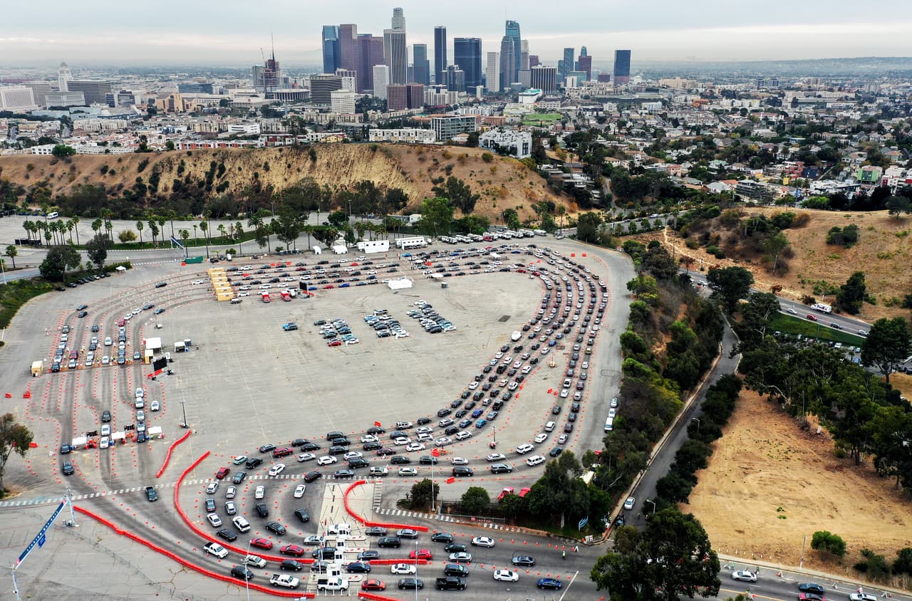 <b>Las filas para los exámenes de covid-19, una de las señales del brote invernal de la enfermedad en EEUU (7 de diciembre).</b> Cientos de vehículos hacen fila en el estadio de los Dodgers de Los Ángeles, California, para descartar la enfermedad. Cuando queda menos de un mes para el fin de año 
<a href="https://www.univision.com/noticias/salud/escuelas-cerradas-presos-trabajando-en-morgues-y-mas-de-253-000-muertos-las-imagenes-de-la-batalla-de-eeuu-contra-el-repunte-de-covid-19-fotos">el país está rompiendo los récords de contagio, hospitalizaciones y muertes casi diariamente</a>.