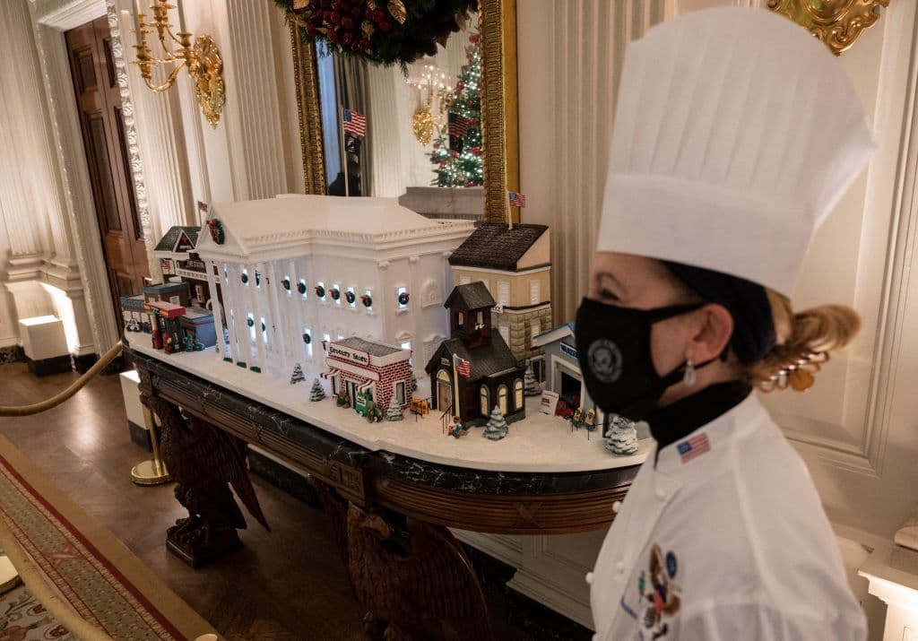 La chef de la Casa Blanca, Susan Morrison, posa a un lado de la casa blanca de gengibre.