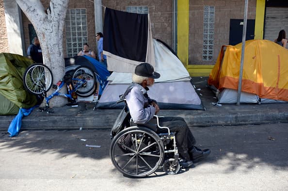 Es una de las urbes más famosas y glamurosas, pero para miles de desamparados las calles de Los Ángeles son un laberinto de pobreza y dificultades.