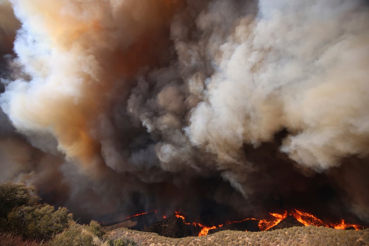 <b>Ubicación y extensión del incendio</b>
<br>El 
<a href="https://www.univision.com/local/los-angeles-kmex/incendio-hughes-se-desata-cerca-de-castaic-los-angeles-causando-ordenes-de-evacuacion">incendio Hughes</a> comenzó cerca de Lake Hughes Road, al norte de Magic Mountain, y en menos de dos horas arrasó con más de 5000 acres.