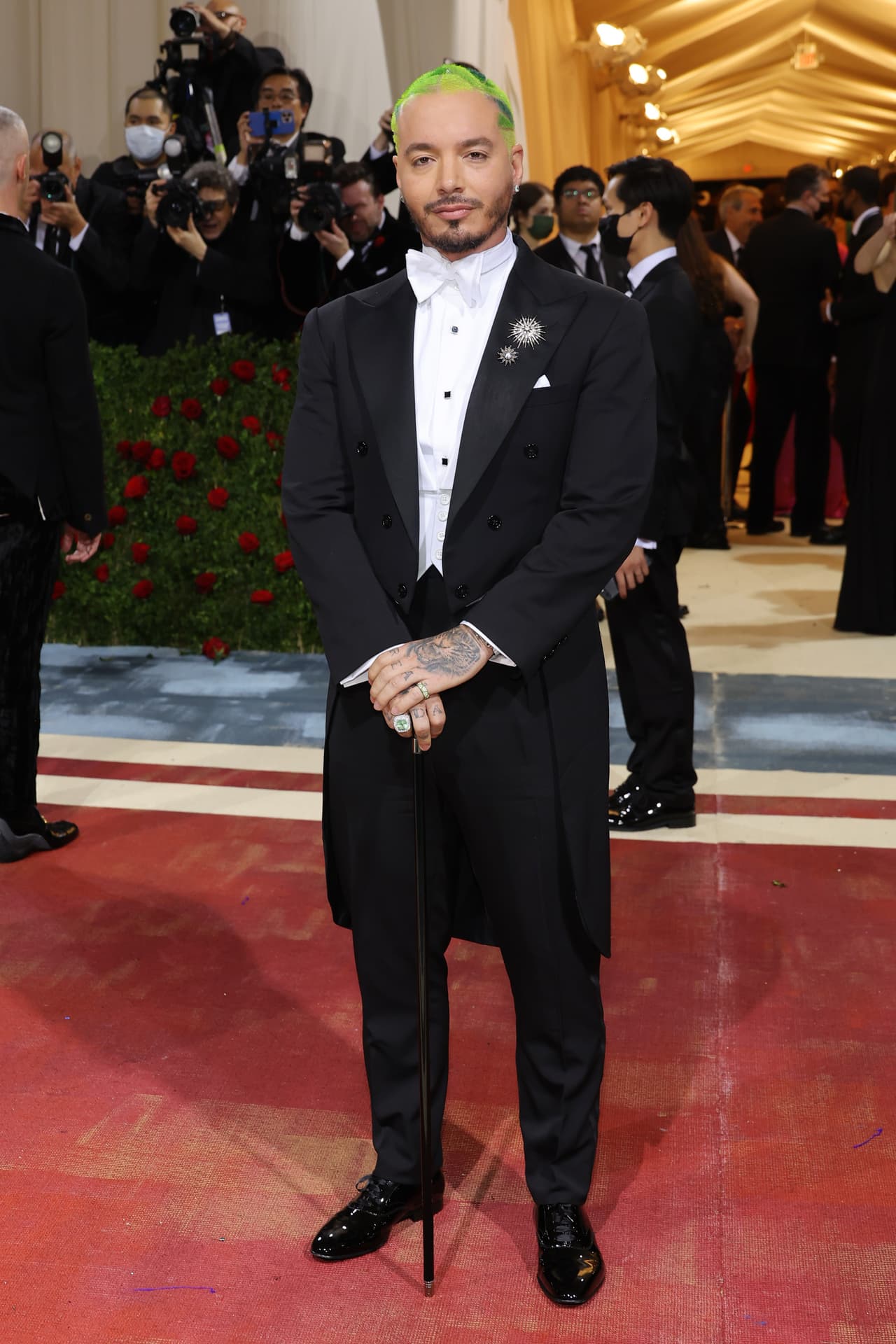 <a href="https://www.univision.com/musica/j-balvin-aplaza-su-gira-jose-tour-por-estados-unidos" target="_blank">El colombiano J Balvin</a> fue unos de los latinos más esperados en la noche. J Balvin lució un elegante traje que usaban los hombres más sofisticados de la ‘época de oro americana’ y fue confeccionado por el diseñador americano Rallph Lauren.