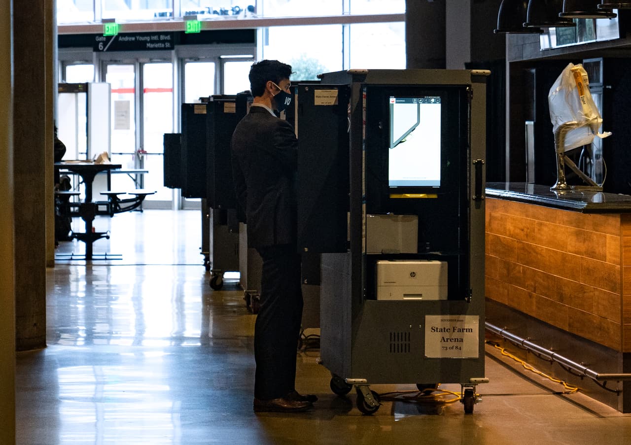 El candidato al Senado de Estados Unidos, Jon Ossoff, vota anticipadamente en el State Farm Arena el 15 de octubre de 2020 en Atlanta, Georgia. Ossoff está en una reñida contienda con el actual senador republicano David Perdue.