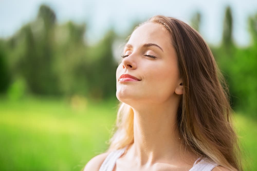 Veamos algunos ejemplos: al pestañear cerramos los ojos brevemente y luego los abrimos. Cerrar es un proceso yang, que da origen al yin, pasivo con los ojos abiertos. Cuando respiramos al inspirar el aire estamos en la fase yang, agresiva, penetrante, y cuando espiramos, o sea, soltamos el aire, es la fase yin, pasiva.