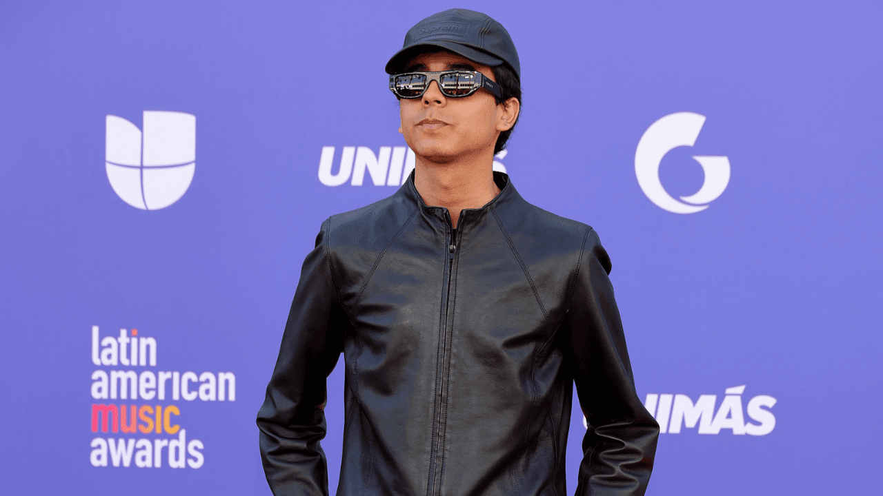 <h2 class="cms-H2-H2">Iván Cornejo - 19 años</h2>
<br>
<br>Gracias a una ruptura del corazón en la escuela, la inspiración para componer letras desgarradoras apareció para Iván Cornejo, quien aprendió a tocar la guitarra viendo videos de YouTube. En 2021 publicó su álbum debut "Alma vacía" con el que alcanzó el puesto número dos del listado de Álbumes De Regional Mexicano de Billboard. Gracias a las redes sociales su canción ‘Está Dañada’ se viralizó y firmó por Manzana Records, su actual sello discográfico.