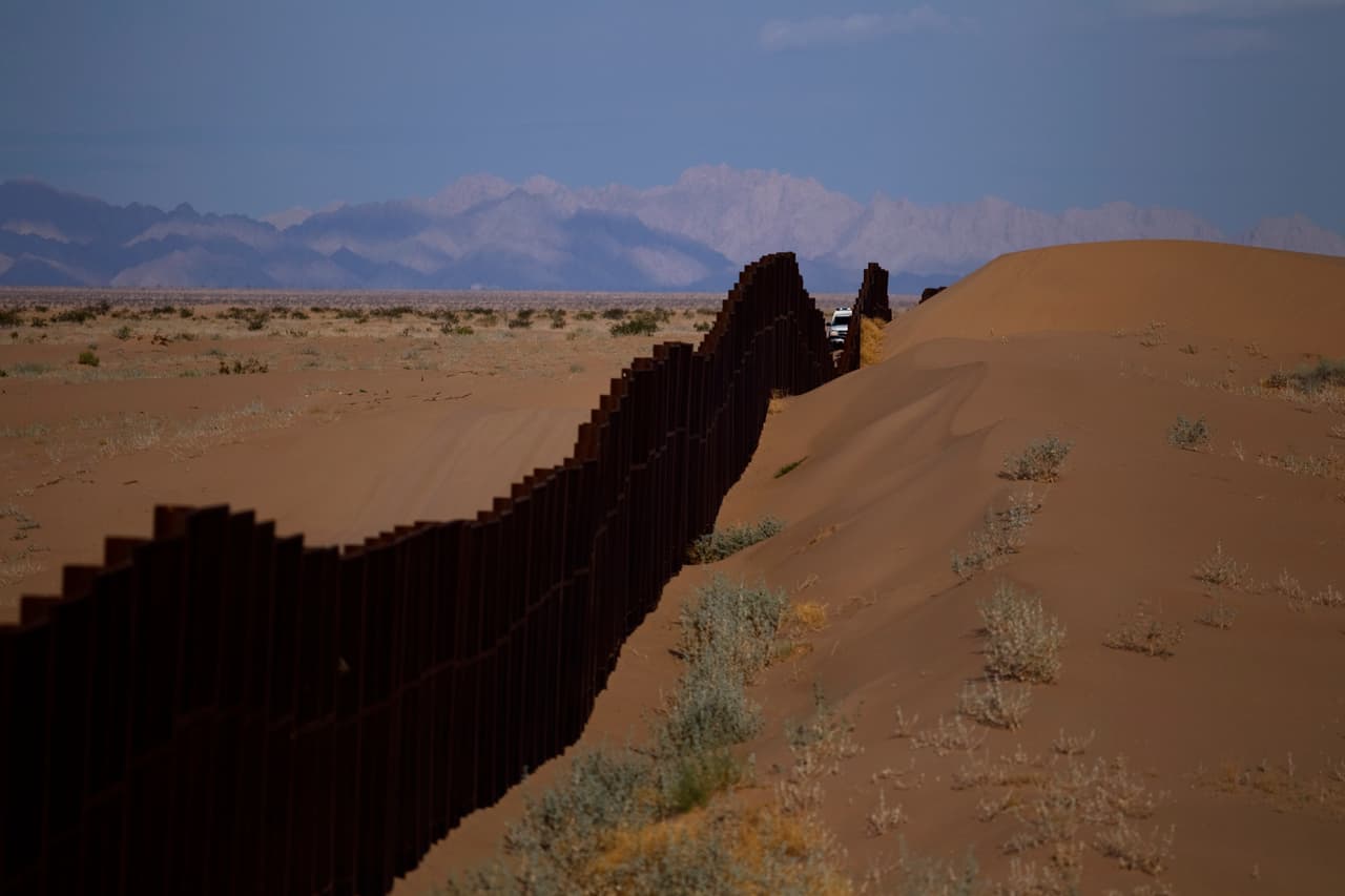 La valla fronteriza en esta área del desierto de Sonora está sobre dunas de arena muy fina. Las autoridades tuvieron que excavar bajo este polvillo para encontrar el túnel.