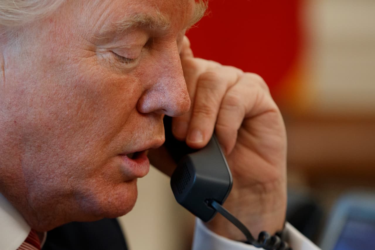 <b>Donald Trump, presidente de EEUU.</b> Según lo que se lee en la reconstrucción de la conversación, hecha pública el 25 de septiembre, en la conversación el mandatario estadounidense presionó a Zelensky para que el gobierno ucraniano trabajara con su abogado personal, Rudy Giuliani, para investigar a Hunter Biden, el hijo menor de Joe Biden. 
<a href="https://www.univision.com/noticias/politica/trump-supuestamente-ordeno-retener-ayuda-a-ucrania-antes-de-la-llamada-al-presidente-zelensky-segun-reportes">El presidente estadounidense ha negado repetidas veces que haya presionado al ucraniano.</a>
