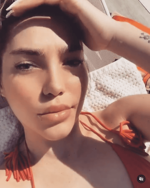 <b><a href="https://www.univision.com/temas/frida-sofia" target="_blank">Frida Sofía</a></b> dice que ya no está dispuesta a "callar" los supuestos abusos que sufrió en su infancia, pero 
<b><a href="https://www.univision.com/famosos/frida-sofia-manda-mensaje-a-las-chancludas-que-la-critican-al-estilo-de-su-madrina-maria-felix-video" target="_blank">tampoco quiere soportar más los insultos</a></b> que recibe en redes sociales. 
<br>