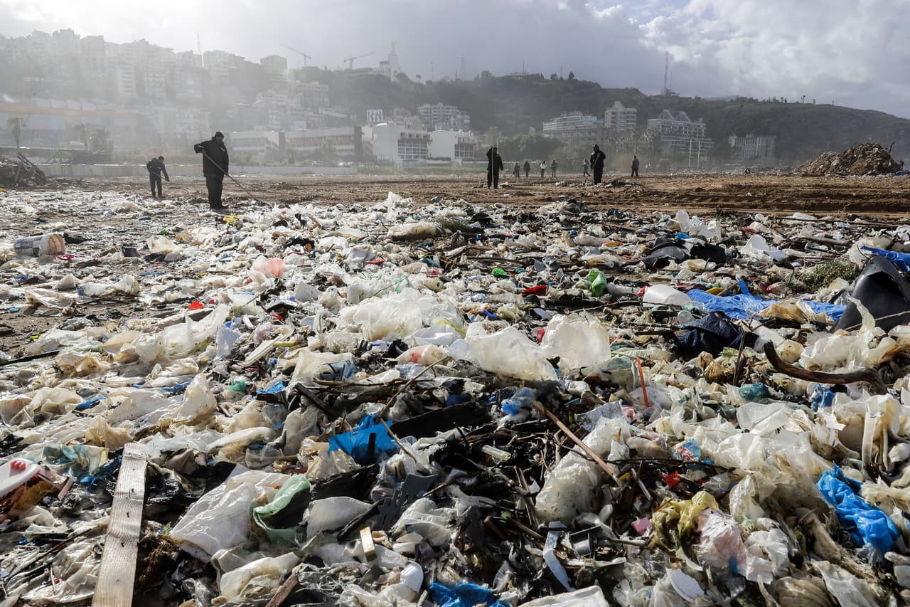 <a href="https://www.univision.com/noticias/planeta/montanas-de-desechos-en-las-playas-del-mediterraneo-la-basura-sin-dueno-que-cubre-las-costas-del-libano-fotos-fotos">La basura cubrió las costas del Líbano</a> en enero de 2018. Toneladas de plástico, restos de neumáticos, zapatos, ropa y otros desperdicios inundaron la costa norte de Beirut, al oeste del mar Mediterráneo. Los problemas con la recolección de desechos son parte del debate político de ese país.