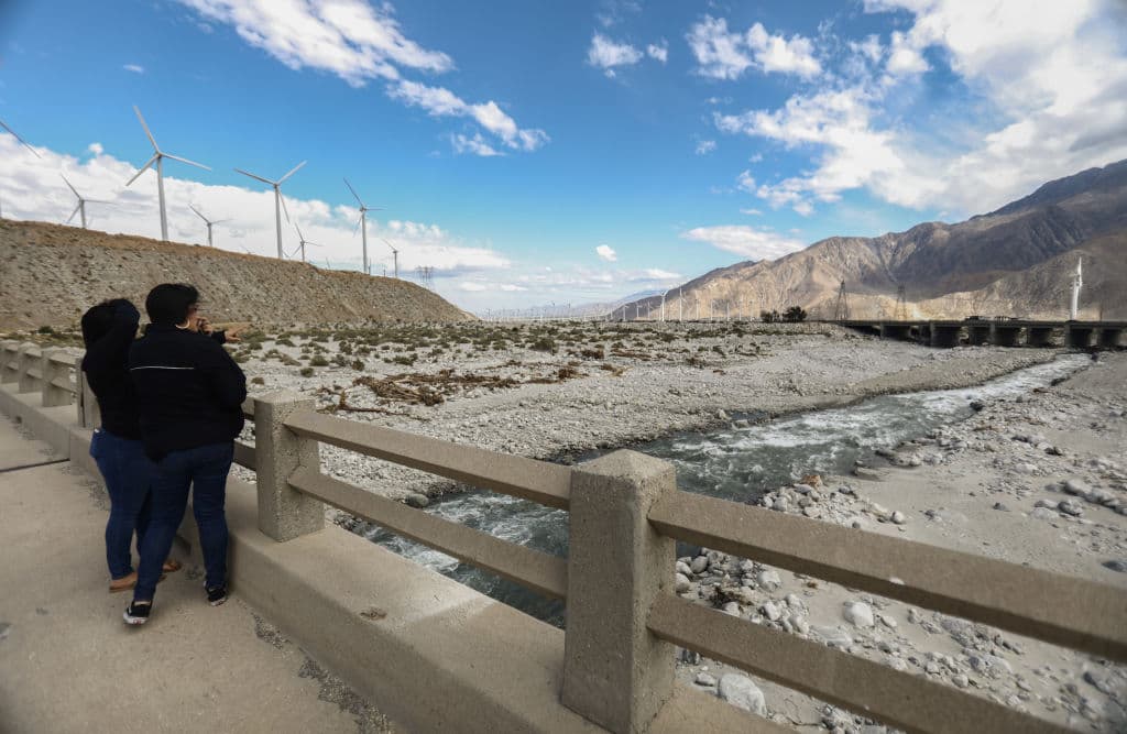 El efecto de este gas es crear una capa en nuestra atmósfera que impide la liberación de la energía que emitimos y la concentración de esta energía se traduce a calor. Este es el puente sobre el río Whitewater, una fuente de agua clave para el Valle de Coachella.