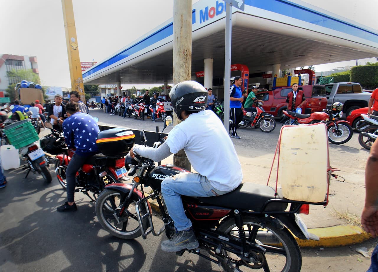 Para combatir el robo de combustible, el gobierno decidió cerrar los ductos que transportan la gasolina de las refinerías a las ciudades. Ahora,
<b> la distribución comenzó a hacerse a través de pipas. </b>Sin embargo, desde que iniciaron las medidas anunciadas, se han reportado compras de pánico y colas kilométricas en las estaciones de servicio en estados como Jalisco, Guanajuato, Michoacán, Hidalgo, Puebla o el Estado de México.