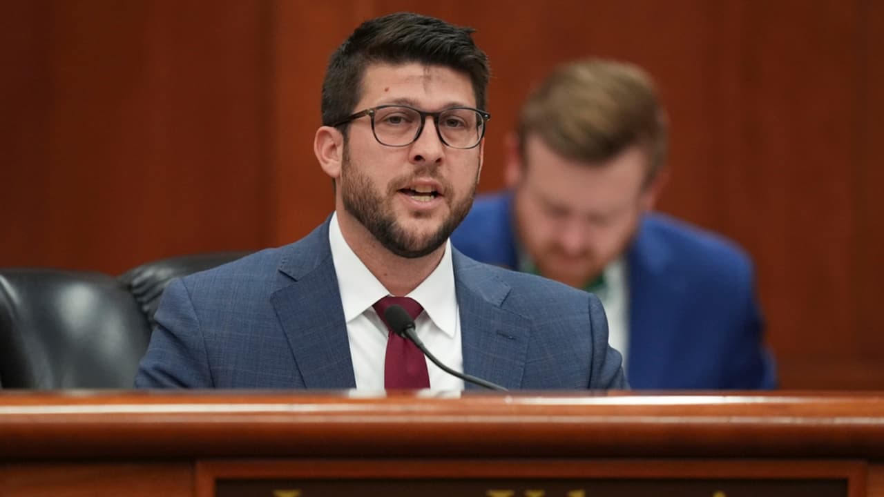 Sancionan al fiscal general de Florida por desacato: ignoró orden federal sobre ley migratoria