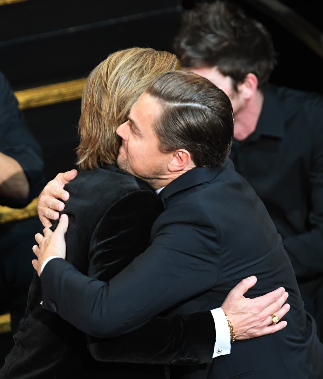 Y este domingo, tan pronto se escuchó en el Dolby Theatre que Brad Pitt era el ganador del Oscar al Mejor actor de reparto, su amigo y colega, Leonardo DiCaprio, lo abrazó como comprendiendo lo que sentía.