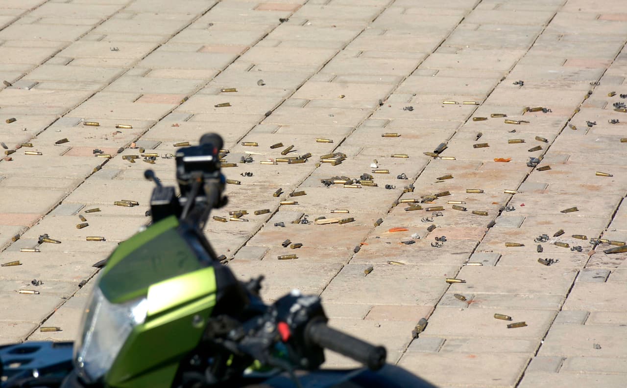 Más casquillos de armas de fuego en el suelo de la casa donde atraparon a Ovidio Guzmán, de 32 años, considerado 
<a href="https://www.univision.com/noticias/narcotrafico/quien-es-ovidio-guzman-el-hijo-de-el-chapo-capturado-otra-vez-en-culiacan" target="_blank">el jefe de 'Los Menores', una facción del Cartel de Sinaloa</a>, fundado hace cuatro décadas por 'El Chapo', quien purga cadena perpetua en una prisión estadounidense. Es el más conocido del clan 'Los Chapitos', que completan sus hermanos Joaquín, Iván Archivaldo y Jesús Alfredo, dedicados también al narcotráfico, según las autoridades mexicanas y estadounidenses.
