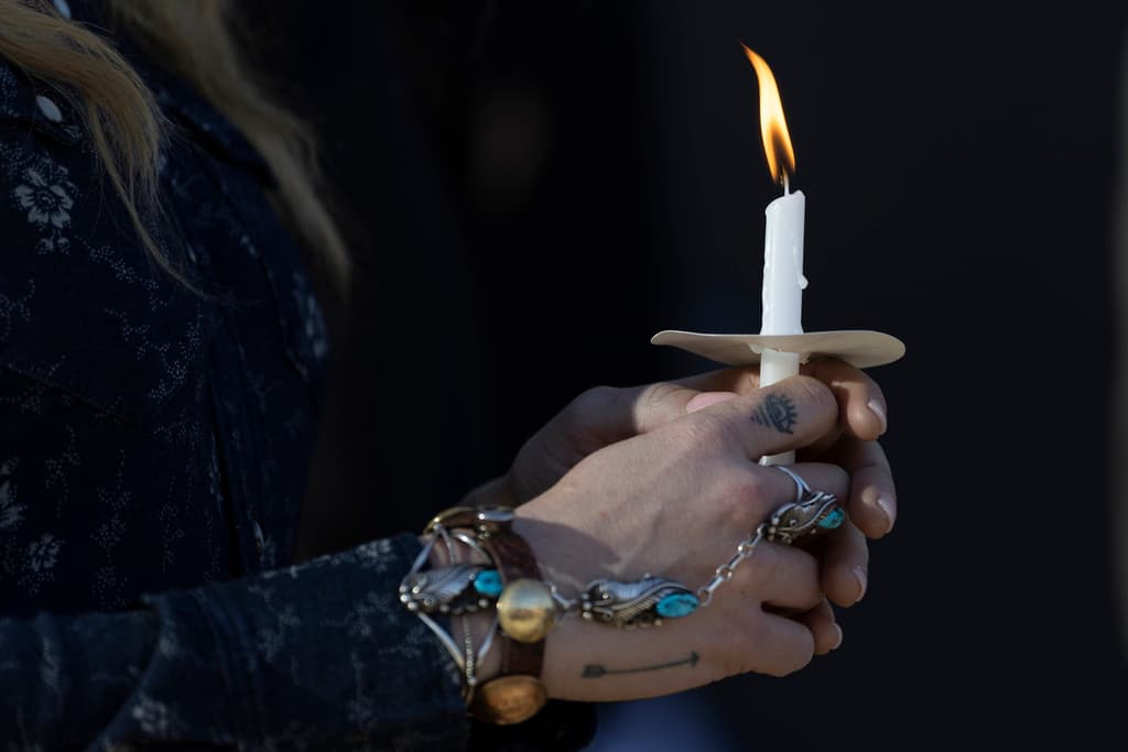 La policía informó que una 
<b><a href="https://www.univision.com/noticias/tiroteos/mujer-dos-rifles-una-pistola-tiroteo-escuela-primaria-nashville">exalumna de 28 años</a></b> se dirigió a la escuela el lunes por la mañana, rompió a tiros las puertas de cristal, entró y empezó a disparar indiscriminadamente. En la vigilia se encendieron velas en honor y recuerdo de las víctimas.