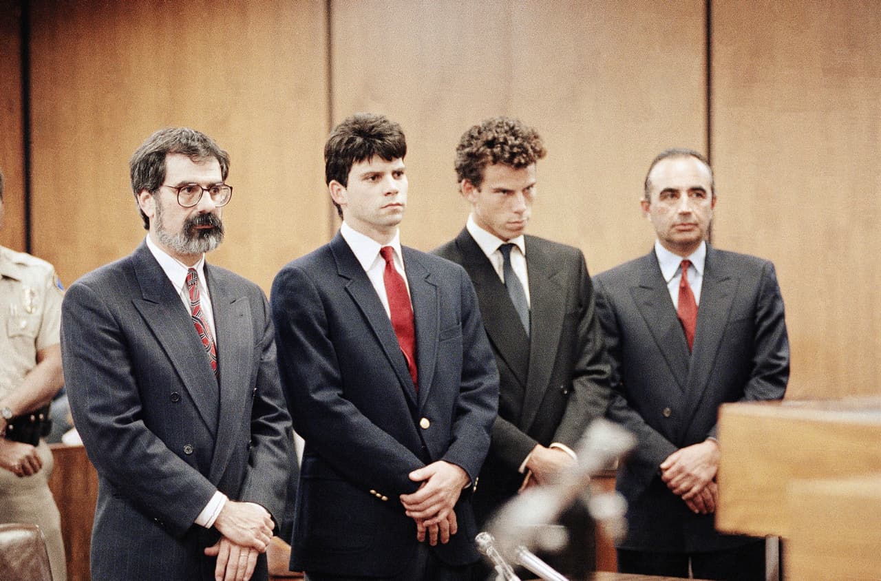 <h2 class="cms-H2-H2">Una confesión grabada</h2>
<br>
<br>
<b>1990</b>: Durante la investigación, los lujos y gastos excesivos de los hermanos despiertan sospechas. Una confesión grabada por el psicólogo Jerome Oziel lleva a su arresto.