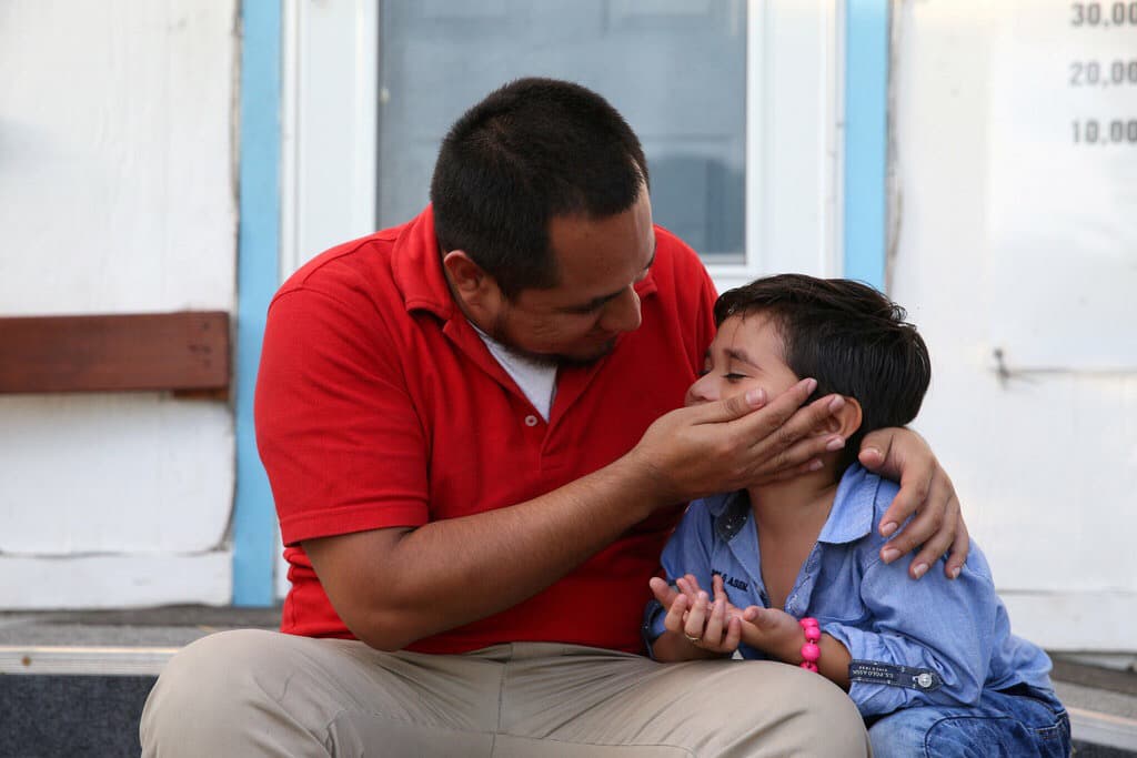 <b><a href="https://www.univision.com/los-angeles/kmex/pedia-a-dios-que-la-reunificacion-fuera-antes-de-su-cumpleanos-entre-lagrimas-padre-manifiesta-su-dolor-por-haber-sido-separado-de-su-hijo-video">Walter Armando Jimenez Melendez,</a></b> un salvadoreño que solicita asilo, volvió a ver a su hijo Jeremy de 4 años en el centro La Posada Providencia en San Benito, Texas, este martes 10 de julio. Estaban separados desde el pasado mes de mayo (48 días). Este padre contó que vivió momentos de angustia al no saber si su hijo iba a poder tener un cumpleaños en familia:
<b> "Yo le pedí a Dios que fuera antes del viernes porque él está cumpliendo años", </b>dijo con la voz entrecortada.