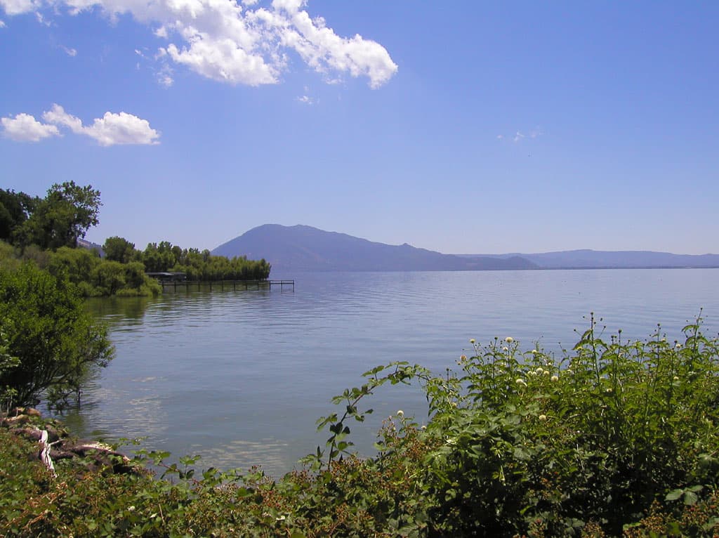 <b>Clear Lake</b>
<br>Es un lago natural de agua dulce y cálida ubicada en el condado de Lake, al norte del condado de Napa y San Francisco. Es catalogado como el embalse natural de agua dulce más grande de California y el más antiguo de Estados Unidos. Este destino es popular para los deportes acuáticos, como natación, esquí acuático, wakeboard, vela, carreras de botes y esquí acuático.
<br>
<b>Dirección: </b>Kelseyville, California 95451.