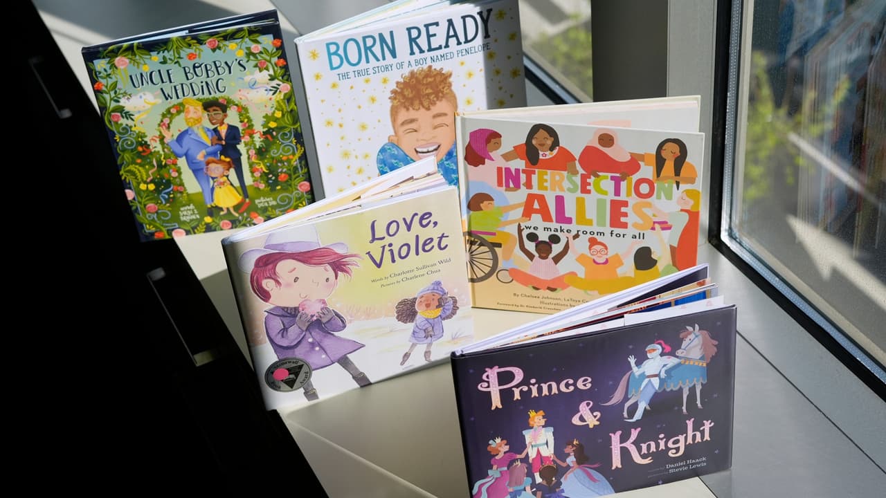 Padres en Maryland pueden evitar que sus hijos lean libros LGBTQ+ en clases, dice la Corte Suprema
