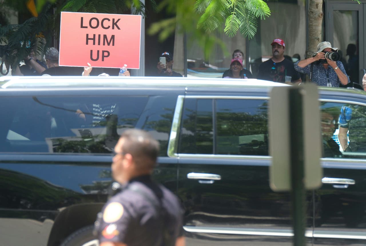 Así llegó la caravana de vehículos, con el expresidente estadounidense Donald Trump, al Palacio de Justicia Federal de los Estados Unidos Wilkie D. Ferguson Jr. en Miami, Florida.