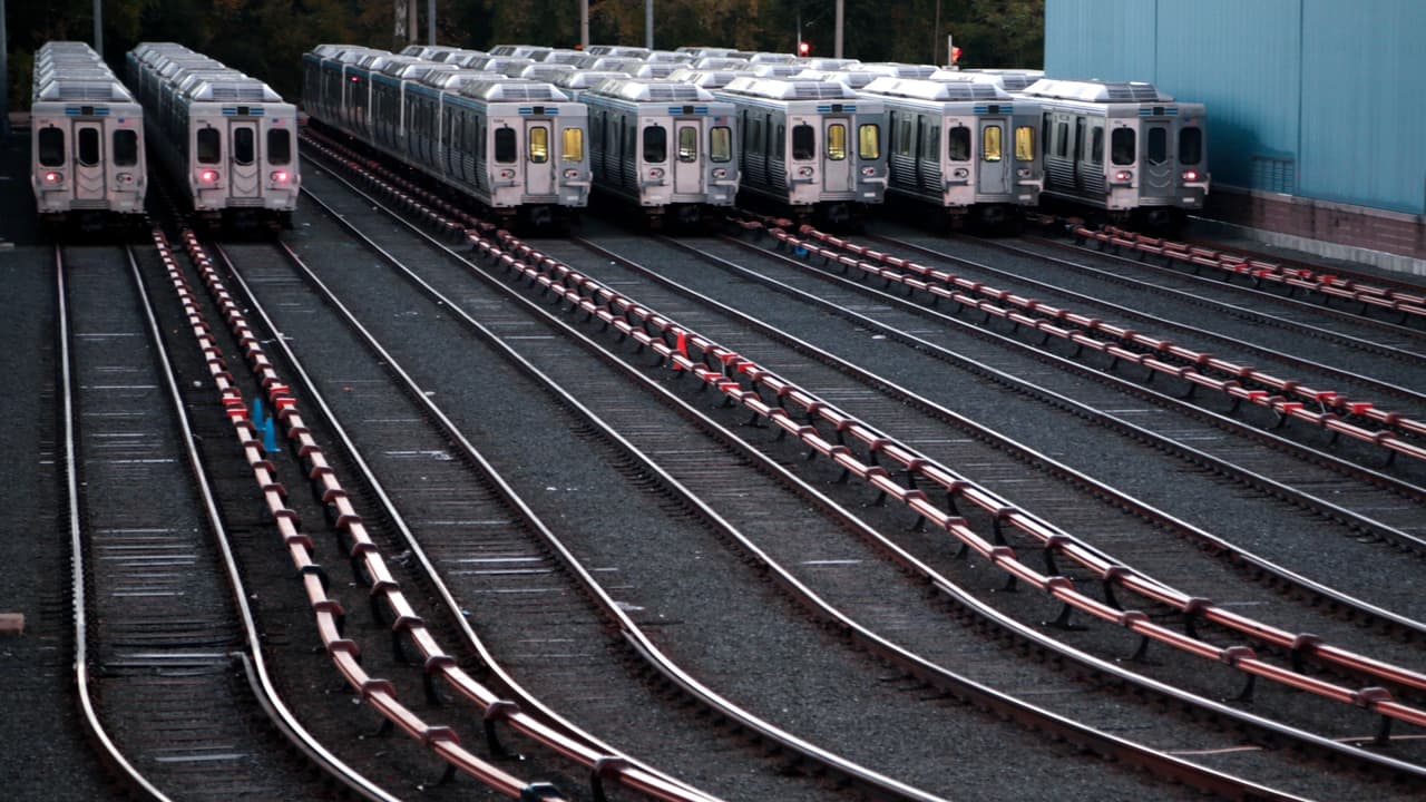 Hombre muere atropellado por un tren de SEPTA al intentar cambiar de vagón
