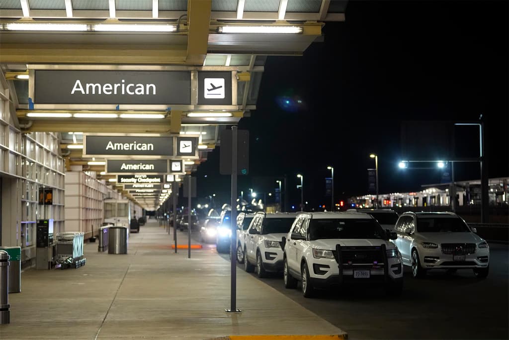 Las operaciones de despegue y aterrizaje fueron suspendidas inmediatamente en el aeropuerto tras el incidente.