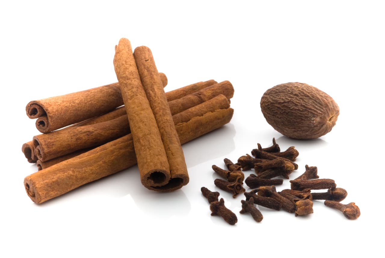 <b>Agua mineral, clavo en polvo y canela para curar la diabetes</b>. Esta es la receta que da un artículo que desde hace unos meses circula por la red. Asegura que los resultados están garantizados, que no hay efectos secundarios y es más eficaz que los medicamentos. Todo esto no es más que 
<a href="http://saludsinbulos.com/alertas/diabetes-dos-ingredientes/">una sarta de tonterías.</a> 
<b>No hay ningún remedio casero ni mágico capaz de controlar o curar la diabetes.</b>