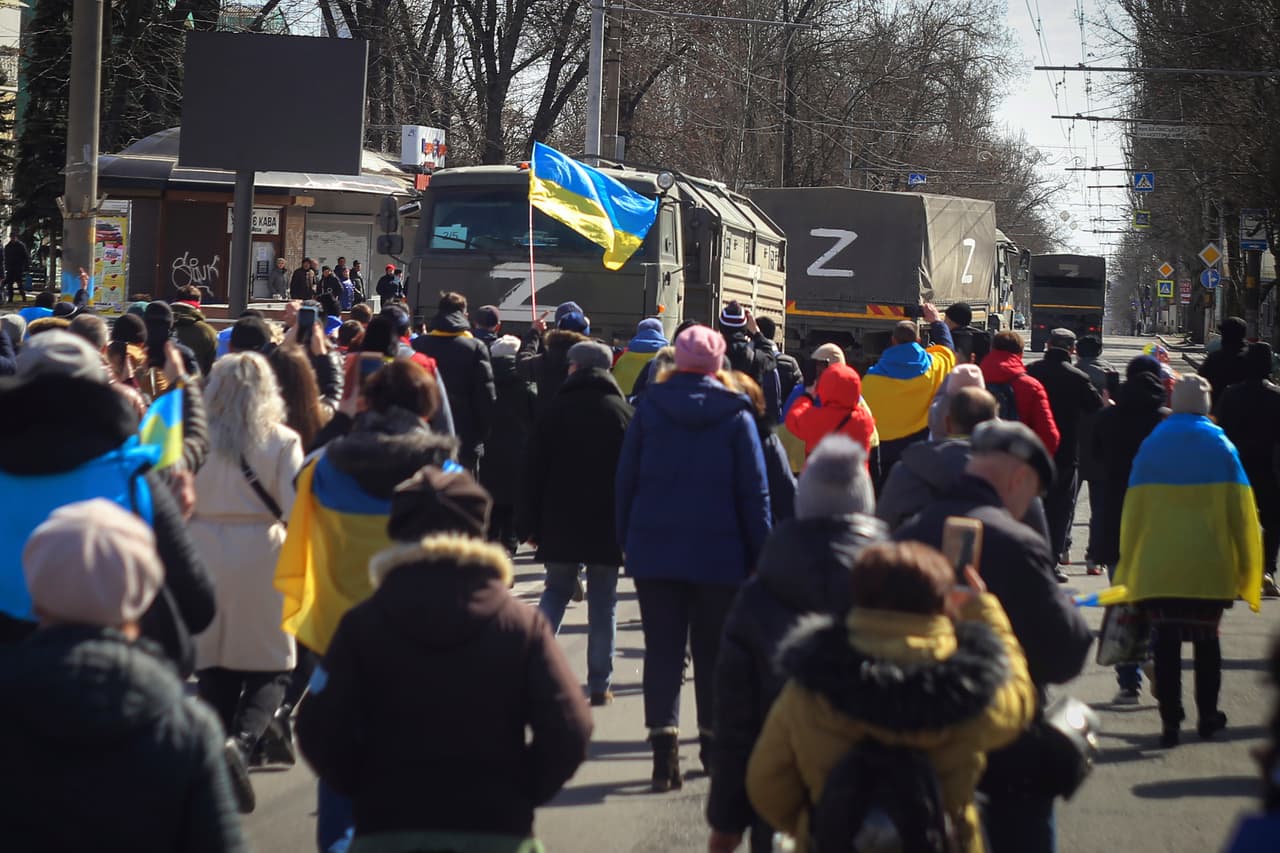 <h2 class="cms-H2-H2">MARZO</h2>
<br>
<br>El 2 de marzo, Rusia proclama el control de la ciudad sureña de Jersón. En los primeros días de marzo, las fuerzas rusas también se apoderan del resto de la región y 
<a href="https://www.univision.com/noticias/mundo/ataques-planta-nuclear-zaporiyia-rusia-ucrania-mundo-organizacion-energia-peligros-desastre-alarma-global">ocupan gran parte de la región vecina de Zaporiyia, incluida su central nuclear,</a> la más grande de Europa.