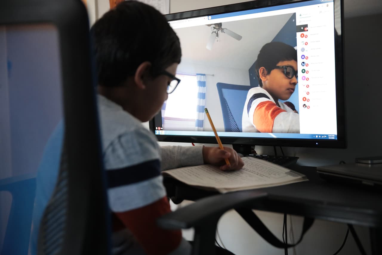 La junta escolar de Miami-Dade decidió que todos los alumnos de las escuelas públicas del condado estudiarán a través de internet desde el 31 de agosto.