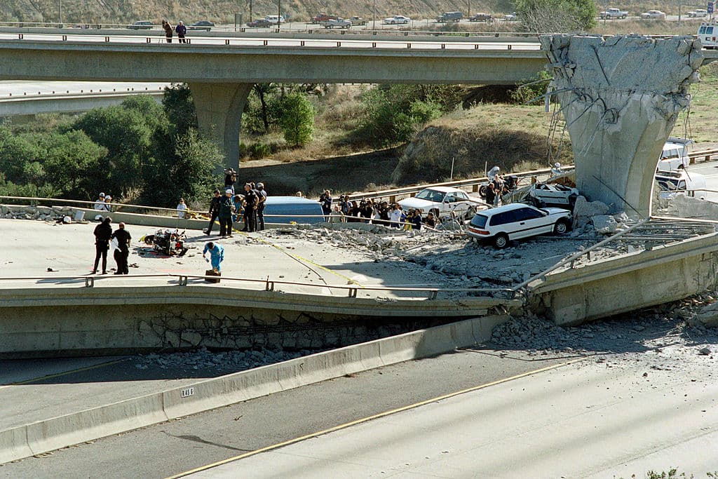 Una 
<a href="https://www.univision.com/local/los-angeles-kmex/un-temblor-de-7-5-o-mas-podria-afectar-la-falla-de-san-andres-en-los-proximos-meses-segun-un-estudio">investigación de la Sociedad Sismológica de América</a> encontró que los fuertes 
<a href="https://www.univision.com/temas/terremotos">temblores</a> ocurridos en 
<a href="https://www.univision.com/local/los-angeles-kmex/esto-es-lo-que-sabe-del-sismo-de-7-1-el-mas-poderoso-en-los-ultimos-20-anos-en-el-sur-de-california">Ridgecrest</a> durante los pasados 70 años 
<b>han cambiado los estados de presión entre las placas tectónicas y las capas de la tierra</b>. Además, estas deformaciones se propagan, razón por la cual se desataron los fuertes temblores del 2019 en esa misma zona.